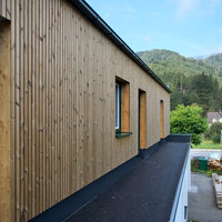 Fassade eines Holzanbaus von links