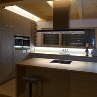 Küche im fertig eingerichteten Holzhaus