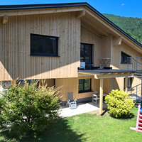 Holzhaus mit Garten