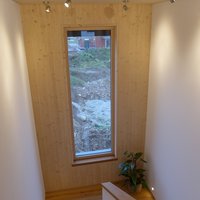 Treppenhaus im fertig eingerichteten Holzhaus