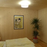 Schlafzimmer im fertig eingerichteten Holzhaus