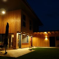 Terrasse des fertigen Holzhauses bei Nacht